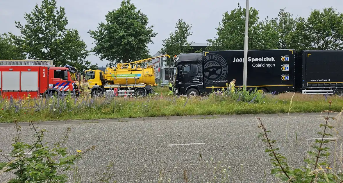 Tank van lesvrachtwagen kapot, diesel lekt op de weg - Foto 2