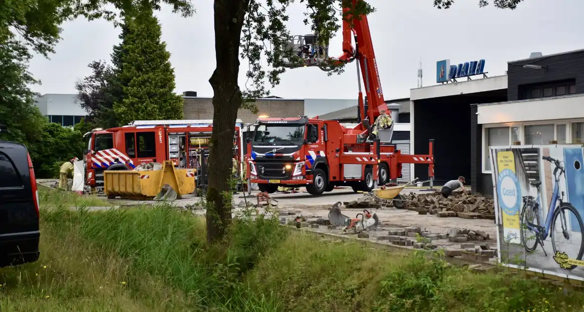 Gewonde bij brand in bedrijfshal - Foto 1