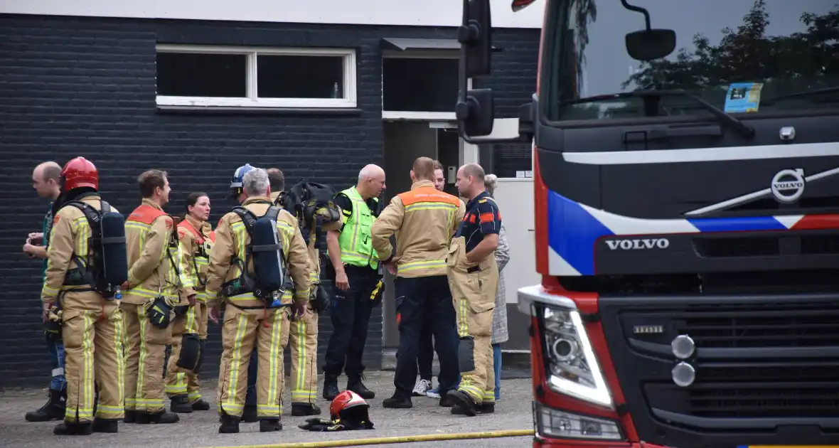 Gewonde bij brand in bedrijfshal - Foto 8