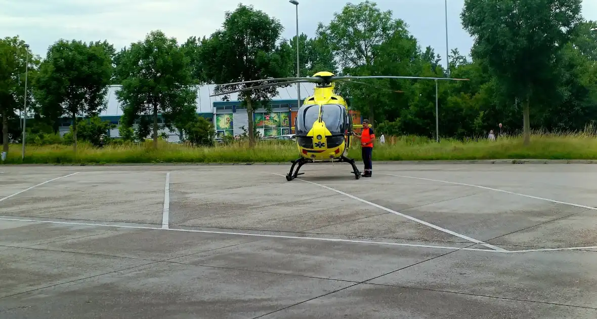 Traumahelikopter landt voor incident in woonwijk - Foto 1