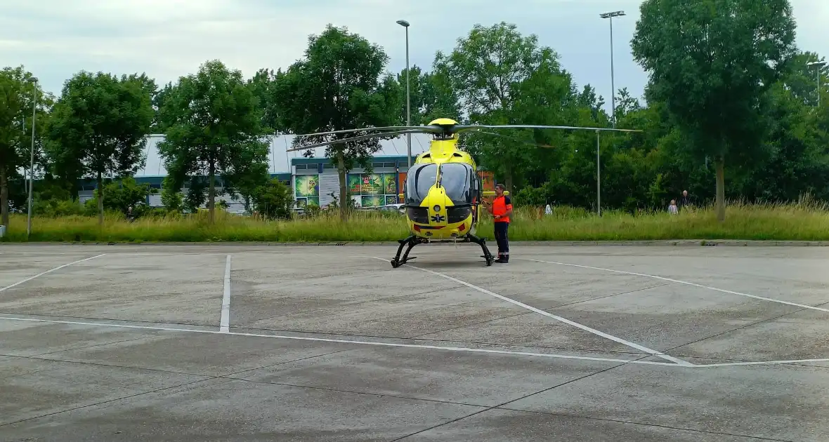 Traumahelikopter landt voor incident in woonwijk - Foto 3