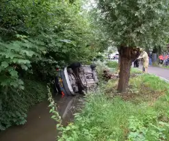 Auto belandt op kop in sloot, bestuurder onder invloed