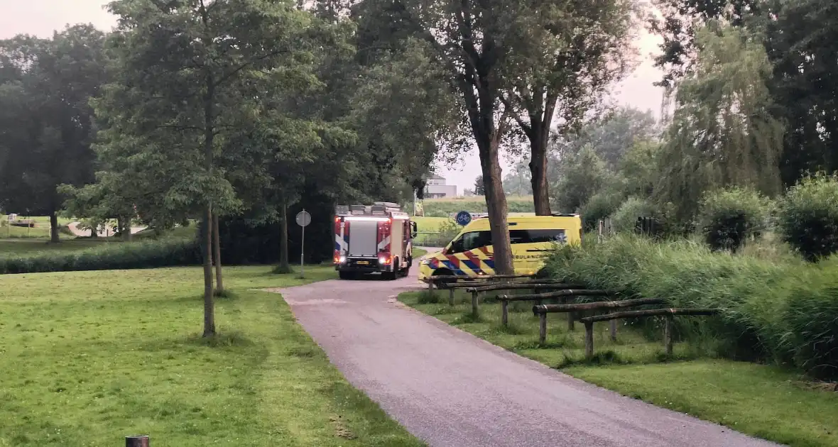 Veel hulpdiensten aanwezig voor incident op fietsbad bij zwembad - Foto 4