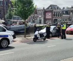 Scooterrijder botst tegen openslaand portier