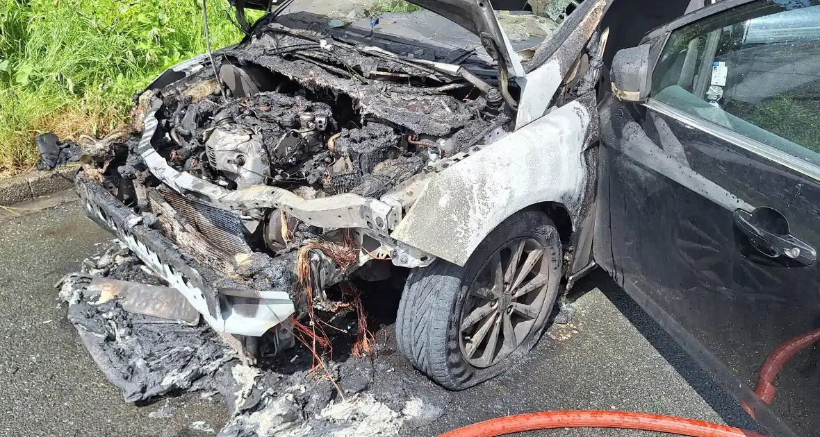 Personenauto vat vlam bij verkeerslicht