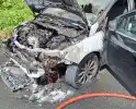 Personenauto vat vlam bij verkeerslicht