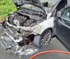 Personenauto vat vlam bij verkeerslicht