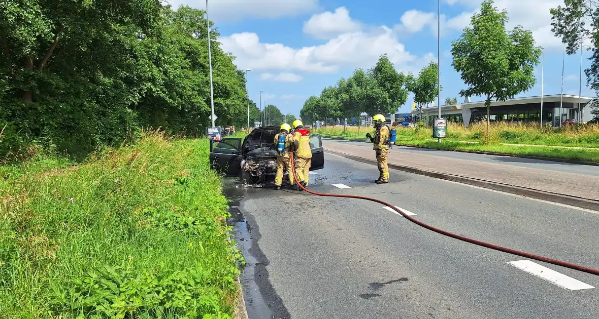 Personenauto vat vlam bij verkeerslicht - Foto 10