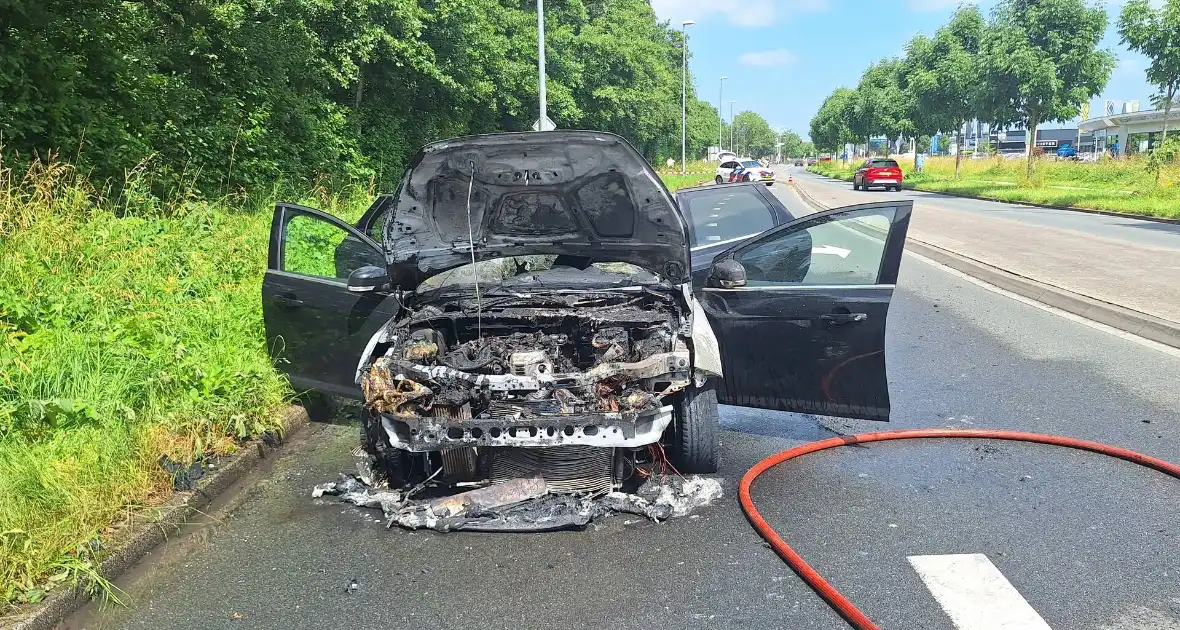 Personenauto vat vlam bij verkeerslicht - Foto 2