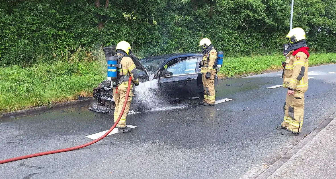 Personenauto vat vlam bij verkeerslicht - Foto 9