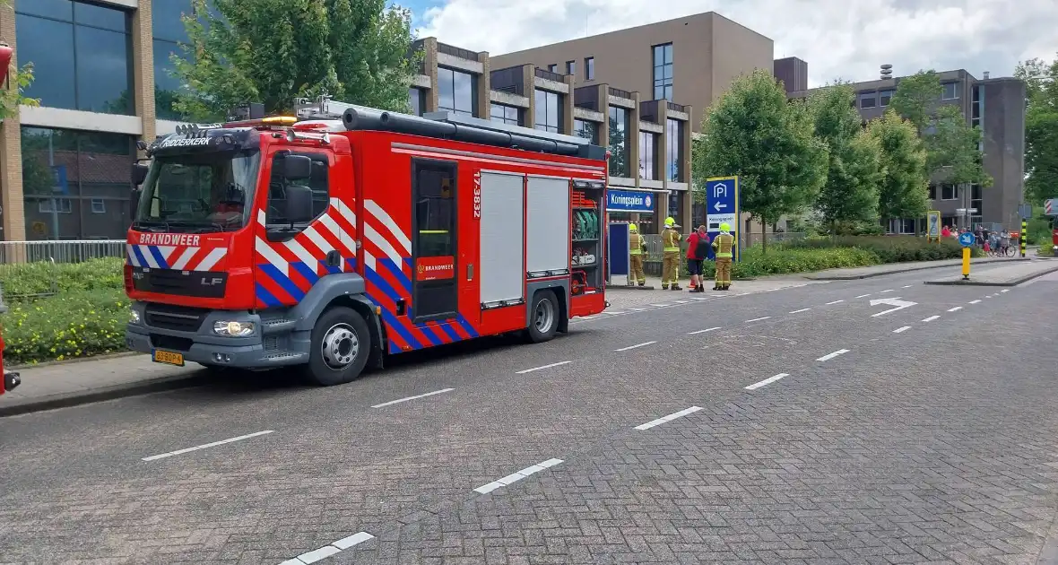 Brandweer doet onderzoek naar rookontwikkeling uit parkeergarage