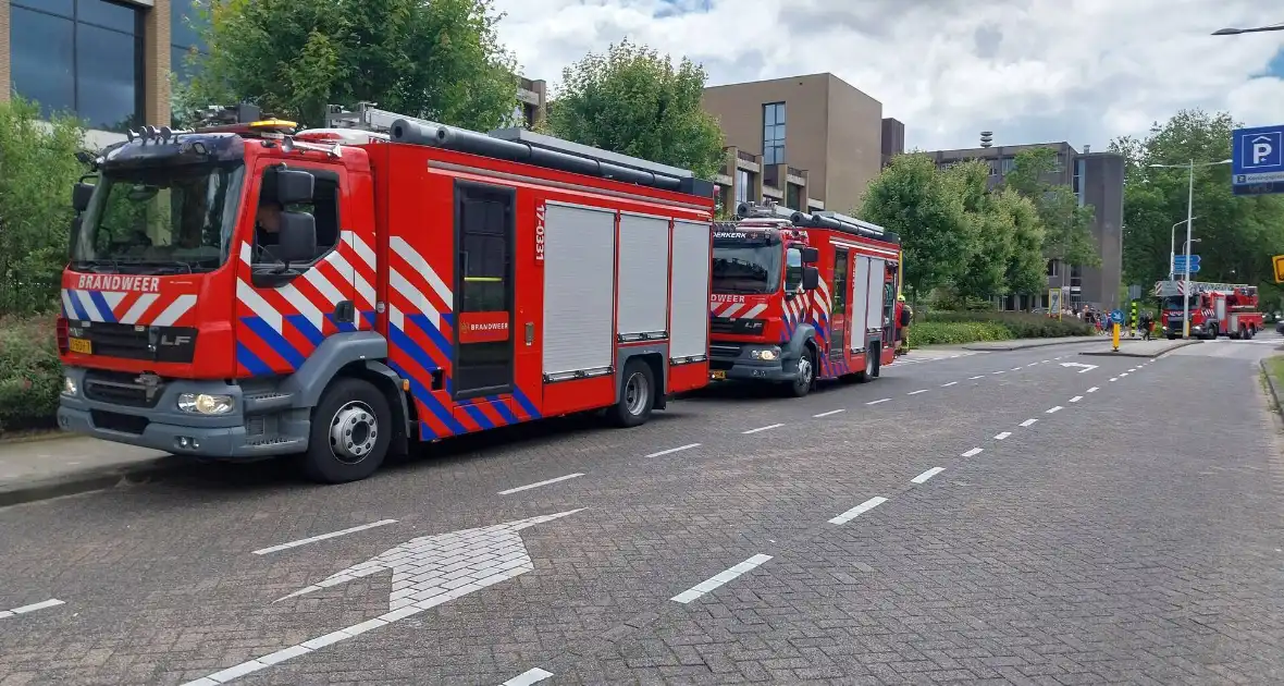 Brandweer doet onderzoek naar rookontwikkeling uit parkeergarage - Foto 1