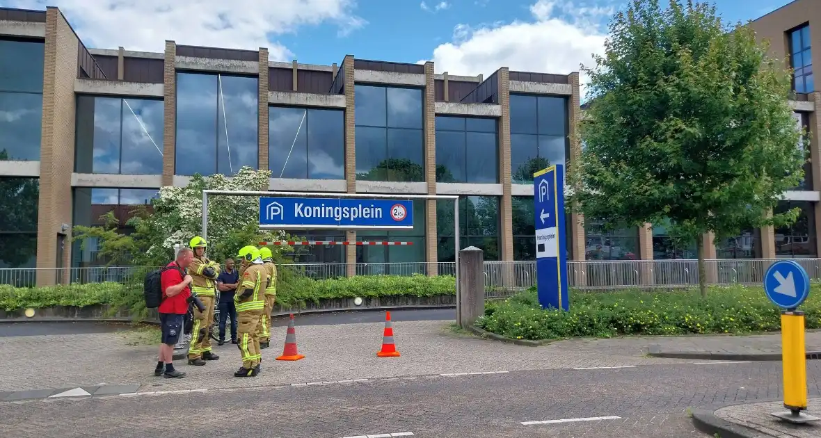 Brandweer doet onderzoek naar rookontwikkeling uit parkeergarage - Foto 2