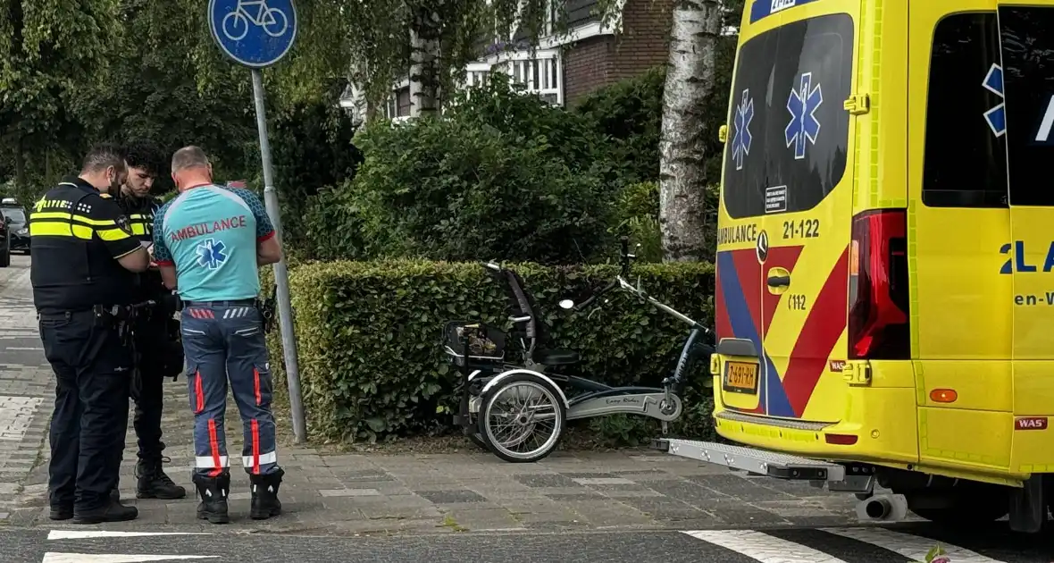 Vrouw op driewiel fiets hard ten val