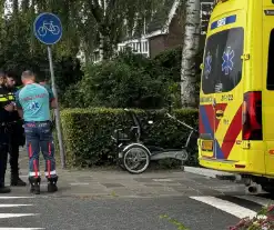 Vrouw op driewiel fiets hard ten val