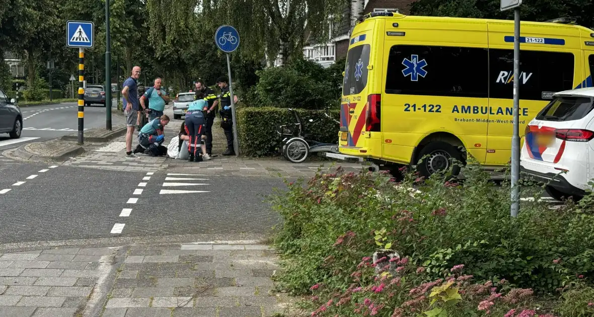 Vrouw op driewiel fiets hard ten val - Foto 1