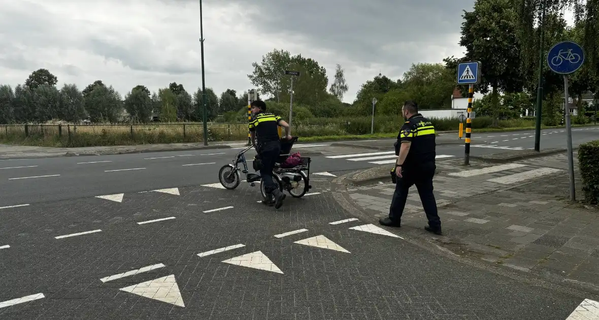 Vrouw op driewiel fiets hard ten val - Foto 3