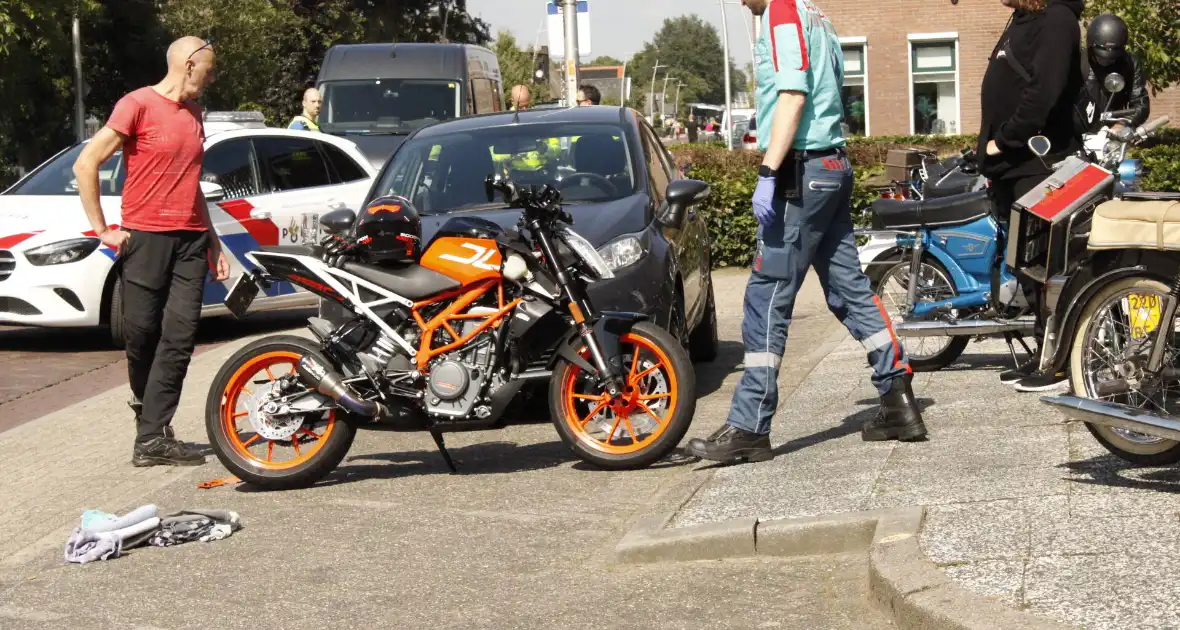 Twee personen gewond bij aanrijding met motor en scooter - Foto 4