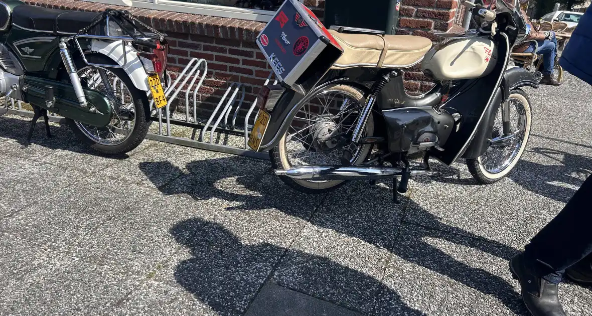 Twee personen gewond bij aanrijding met motor en scooter - Foto 5