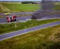 Personenauto vliegt op snelweg in brand