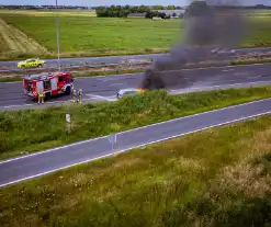 Personenauto vliegt op snelweg in brand