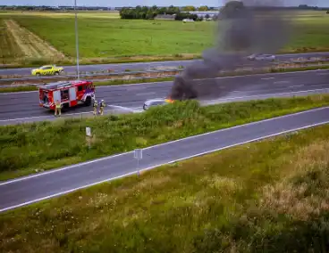 Personenauto vliegt op snelweg in brand