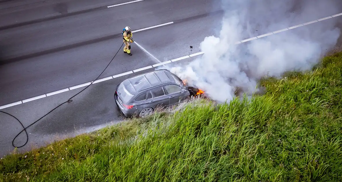 Personenauto vliegt op snelweg in brand - Foto 1