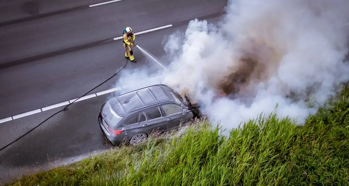 Personenauto vliegt op snelweg in brand - Foto 2