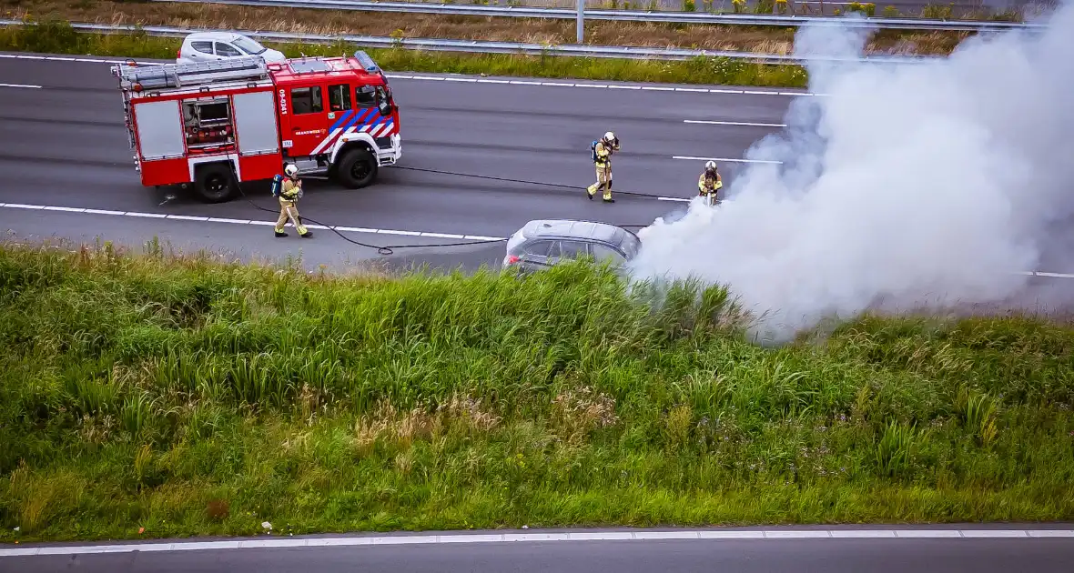 Personenauto vliegt op snelweg in brand - Foto 3