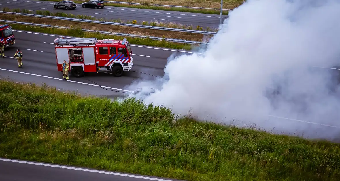 Personenauto vliegt op snelweg in brand - Foto 4
