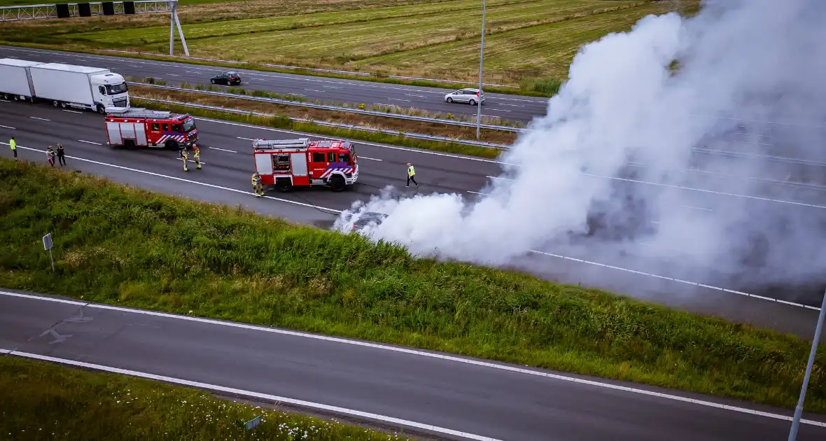 Personenauto vliegt op snelweg in brand - Foto 5