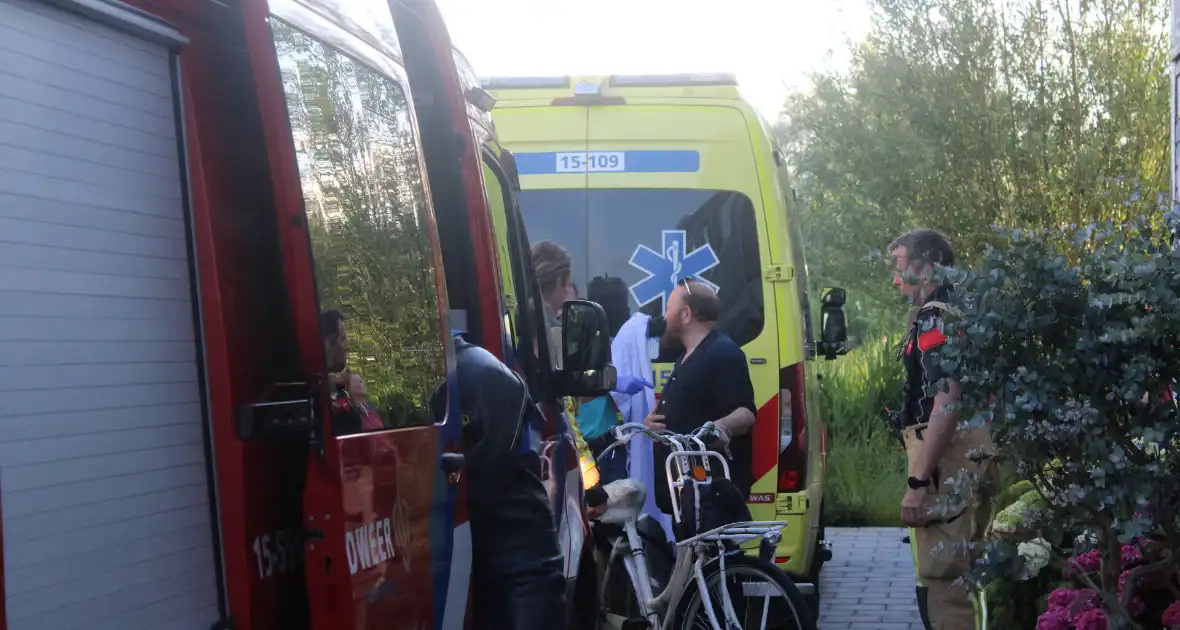 Fietser licht onderkoeld uit sloot gehaald