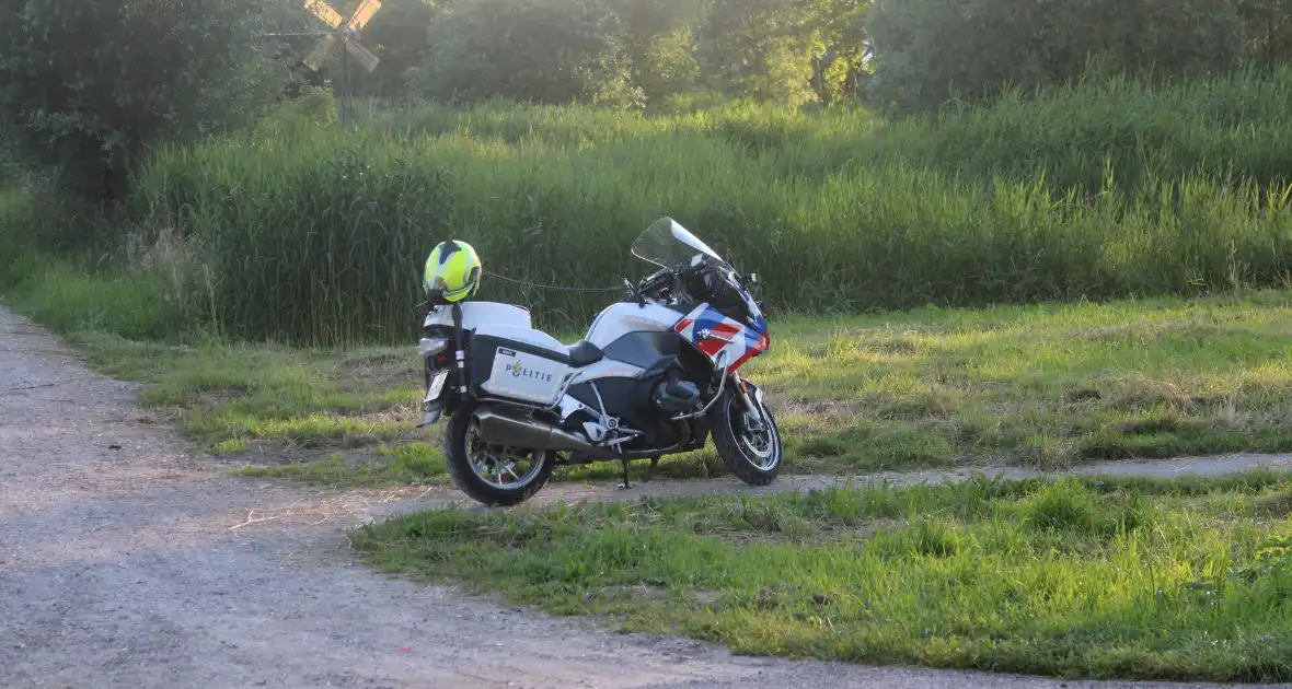 Fietser licht onderkoeld uit sloot gehaald - Foto 4