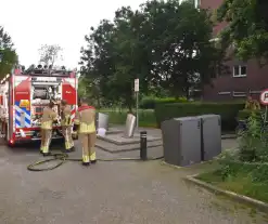 Brand tegen parkeergarage, brandweer aanwezig