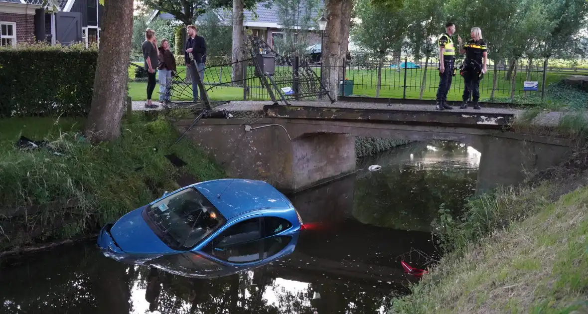 Auto crasht met hoge snelheid en belandt in sloot