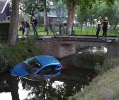 Auto crasht met hoge snelheid en belandt in sloot