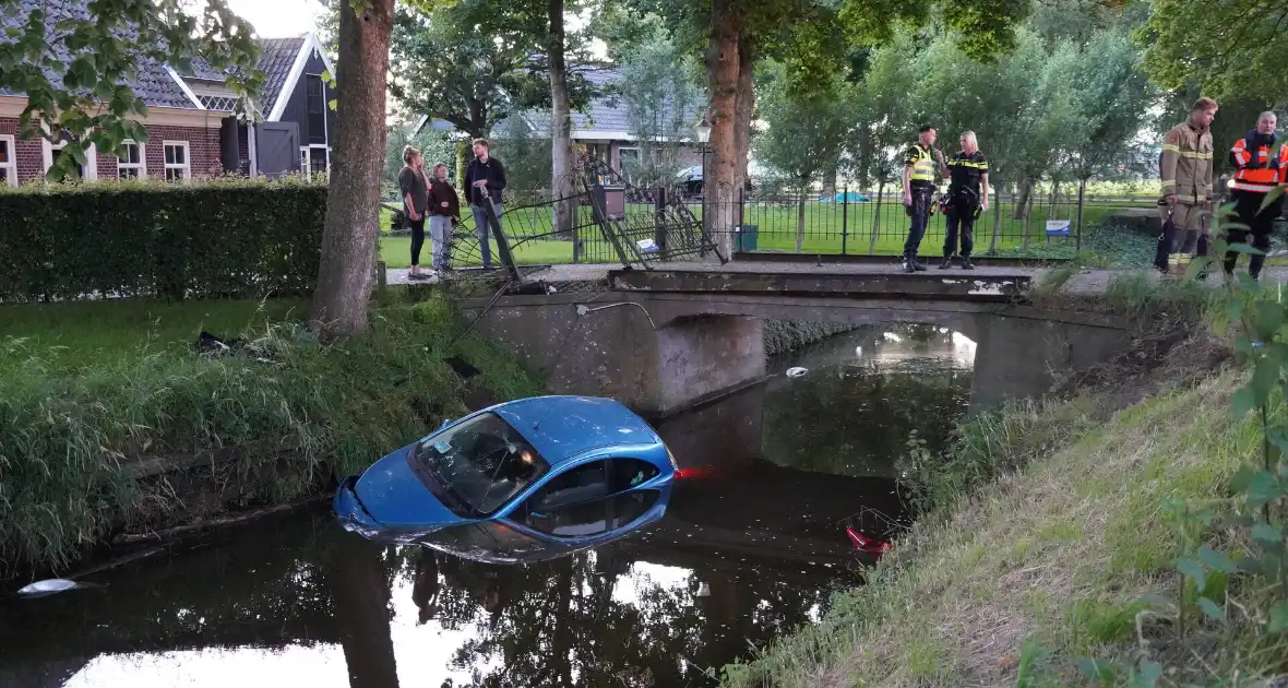 Auto crasht met hoge snelheid en belandt in sloot - Foto 5