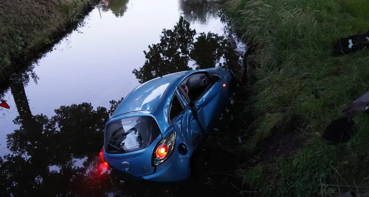 Auto crasht met hoge snelheid en belandt in sloot - Foto 7