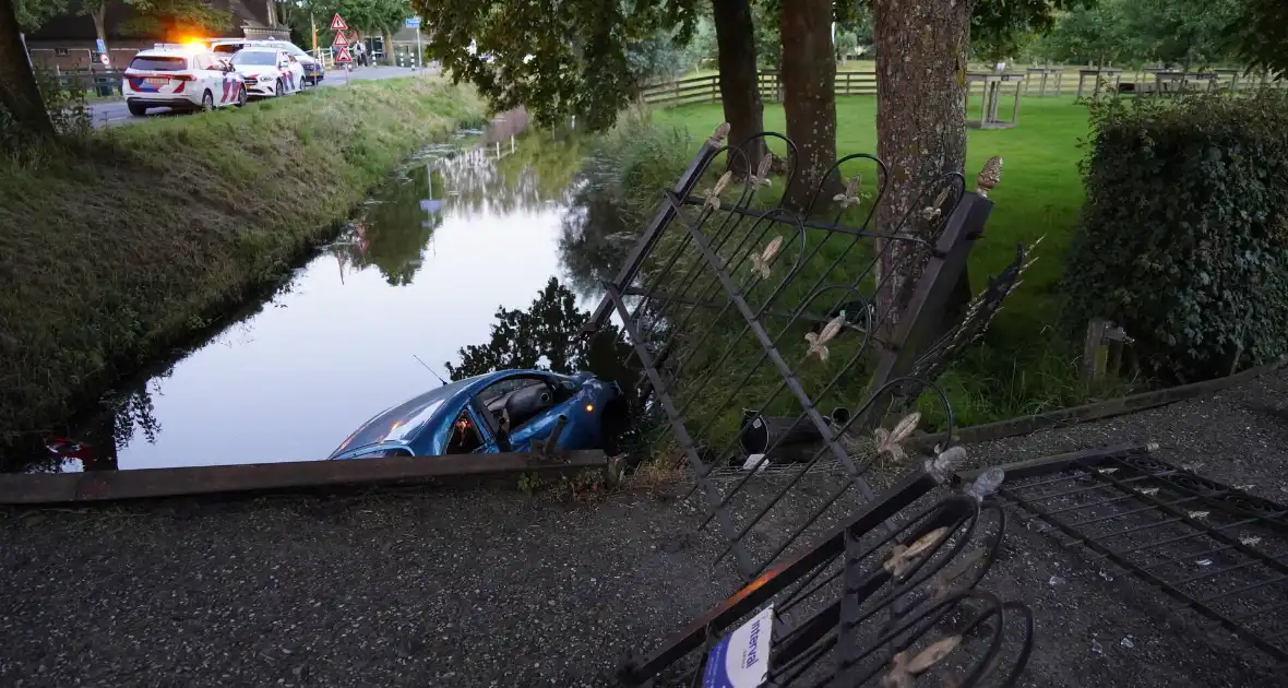 Auto crasht met hoge snelheid en belandt in sloot - Foto 8