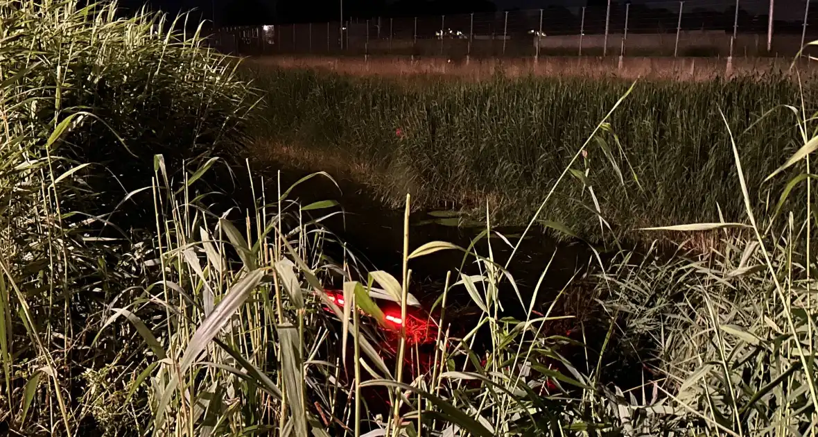 Driftende bestuurder eindigt in sloot - Foto 1