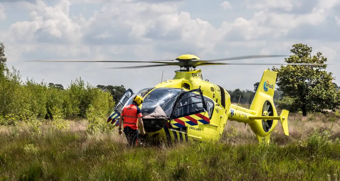 Traumahelikopter landt midden in natuurgebied - Foto 1