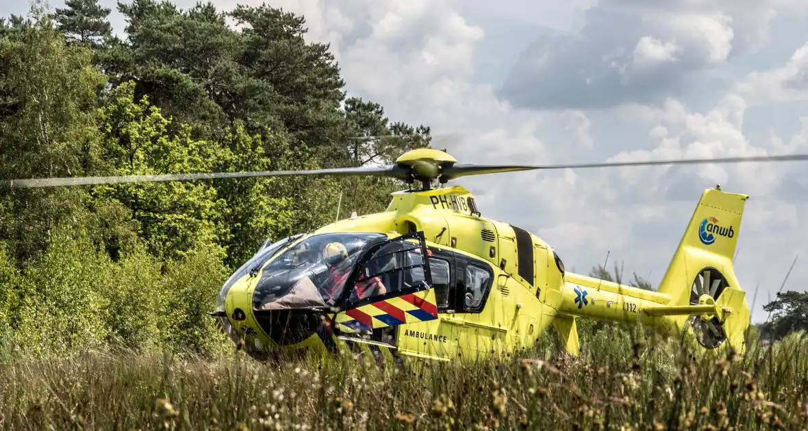 Traumahelikopter landt midden in natuurgebied - Foto 2