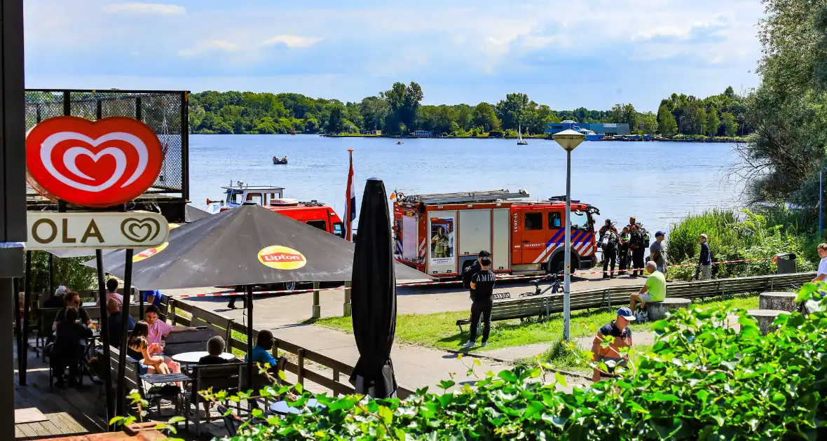 Veel hulpdiensten aanwezig voor persoon te water, duikers aanwezig - Foto 1