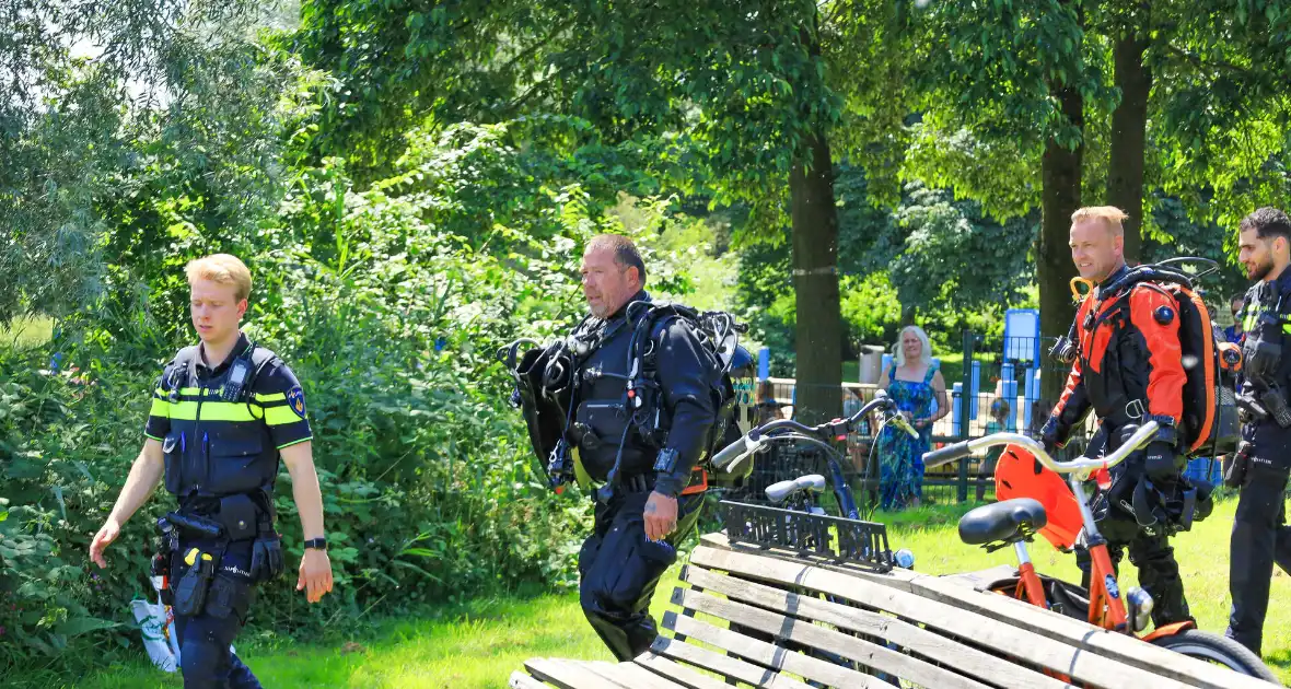 Veel hulpdiensten aanwezig voor persoon te water, duikers aanwezig - Foto 2