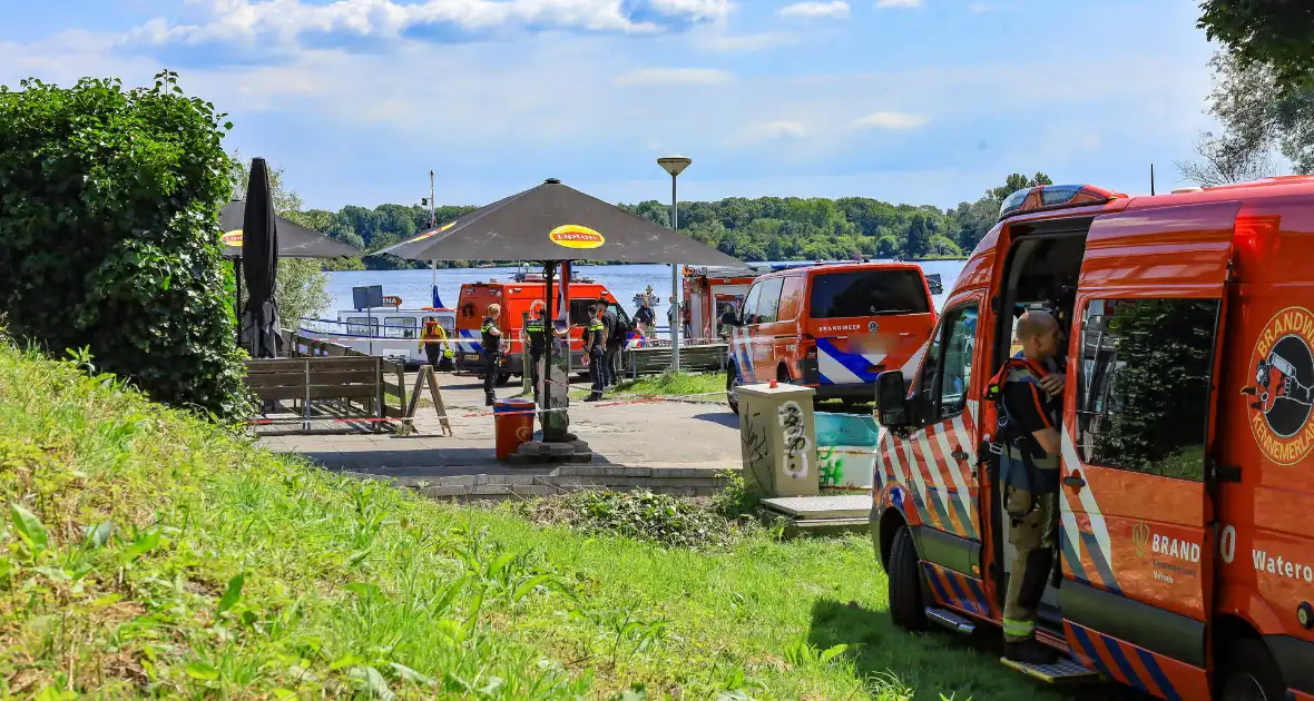 Veel hulpdiensten aanwezig voor persoon te water, duikers aanwezig - Foto 4