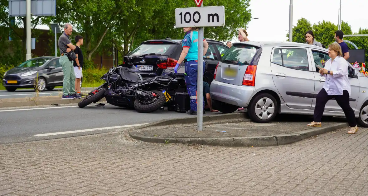 Motorrijder klemgereden tussen twee auto's