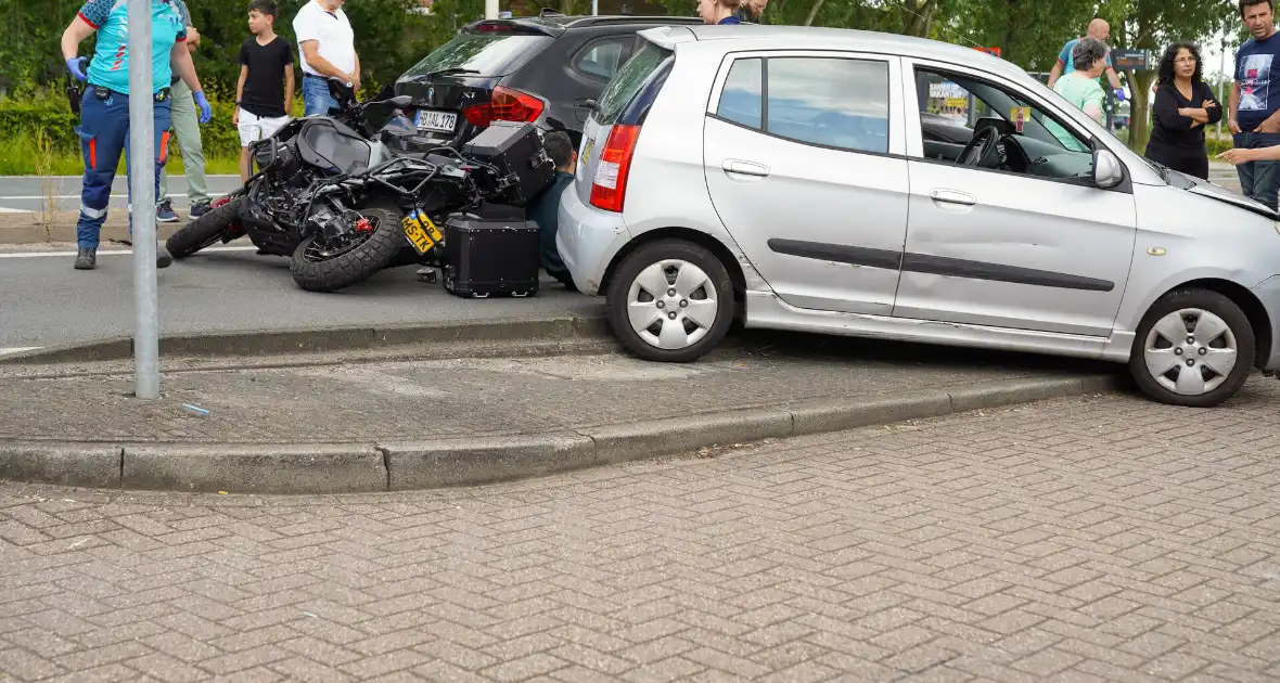 Motorrijder klemgereden tussen twee auto's - Foto 1