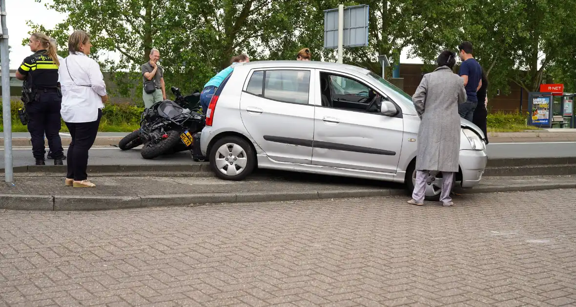 Motorrijder klemgereden tussen twee auto's - Foto 2