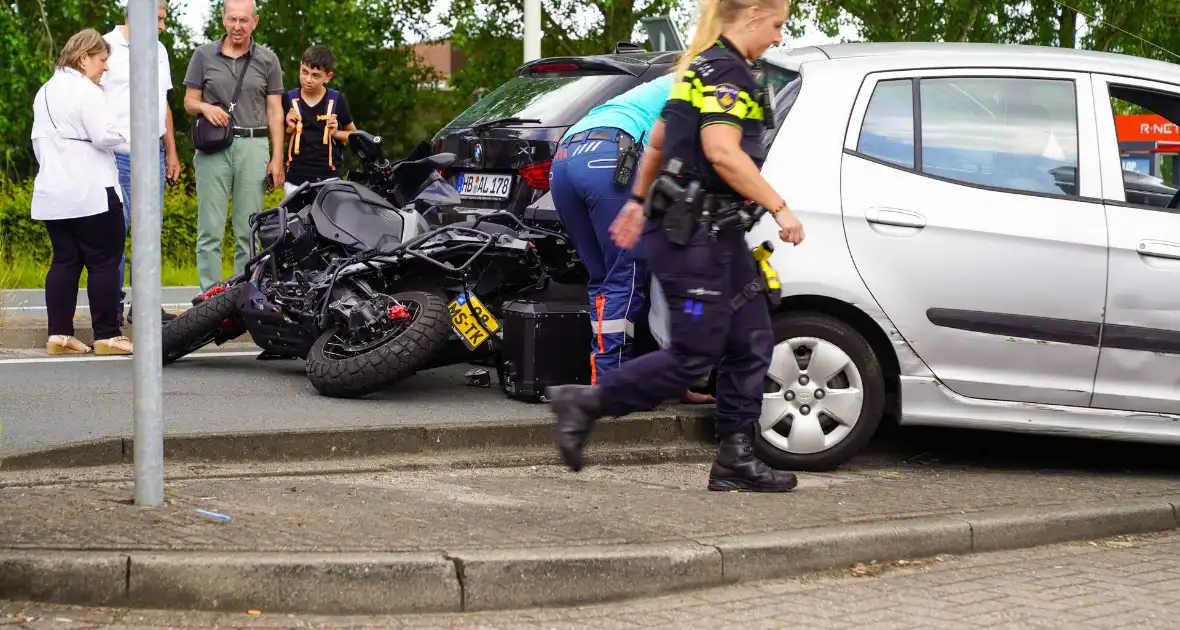 Motorrijder klemgereden tussen twee auto's - Foto 3