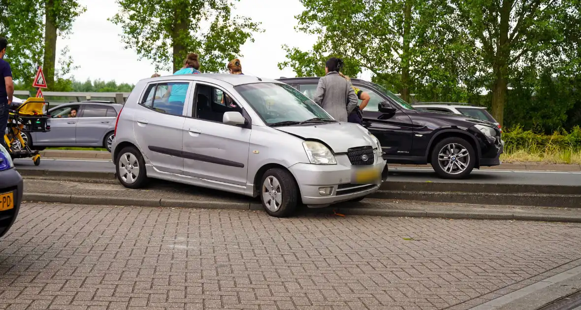 Motorrijder klemgereden tussen twee auto's - Foto 4